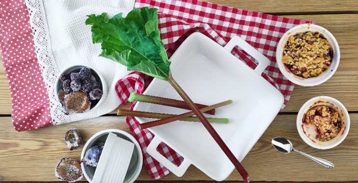 LAHODNÝ CRUMBLE S MRAZENÝM OVOCÍM, REBARBOROU A OVSENOU POSÝPKOU