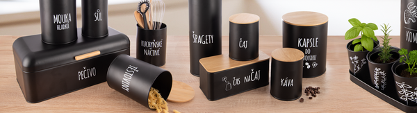 Do špajze, zásuvky, skrinky či drôteného systému na kuchynskej linke patria praktické aj štýlové skladovacie dózy.&nbsp;