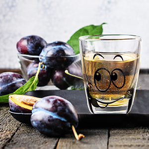 švestky a domácí pálenka