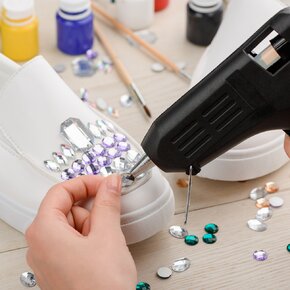 Tavná pištoľ s tyčinkami